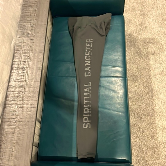 Spiritual Gangster Grey Essential Leggings Spell Out On Leg Size Small - Picture 1 of 7